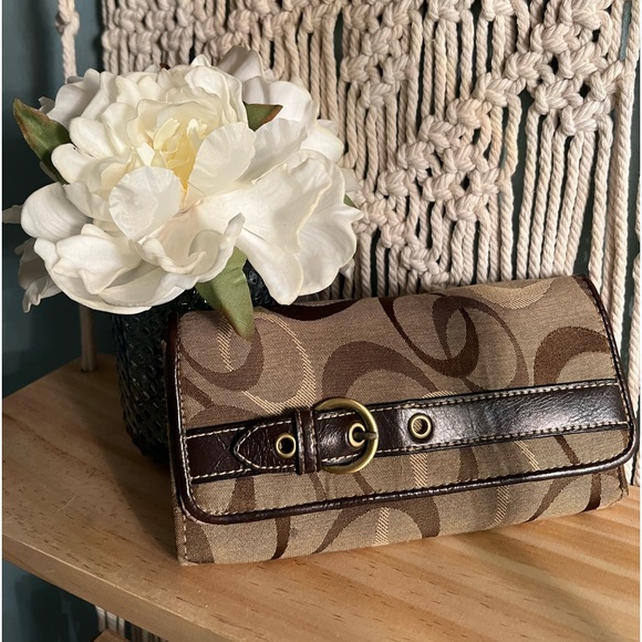 Large wallet- women’s - Picture 1 of 7